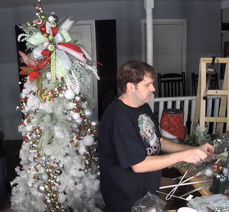 Decorating a Christmas Tree – Damon (REPLAY)