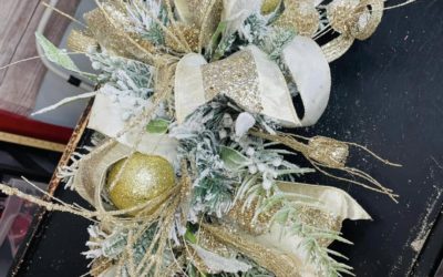 Gold and Flocked Centerpiece – Meghan – REPLAY