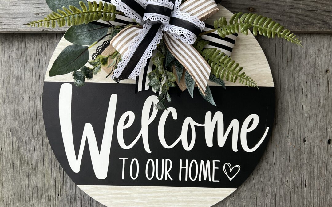 Black and White Welcome Door Hanger – Stacy